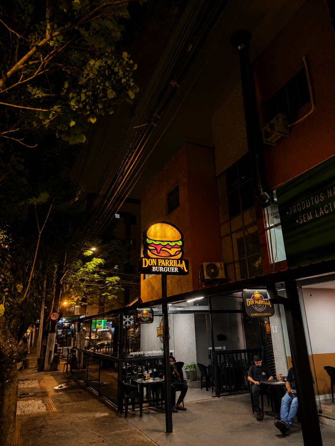 Fachada noturna do Don Parrilla em Jardim Camburi, Vitória