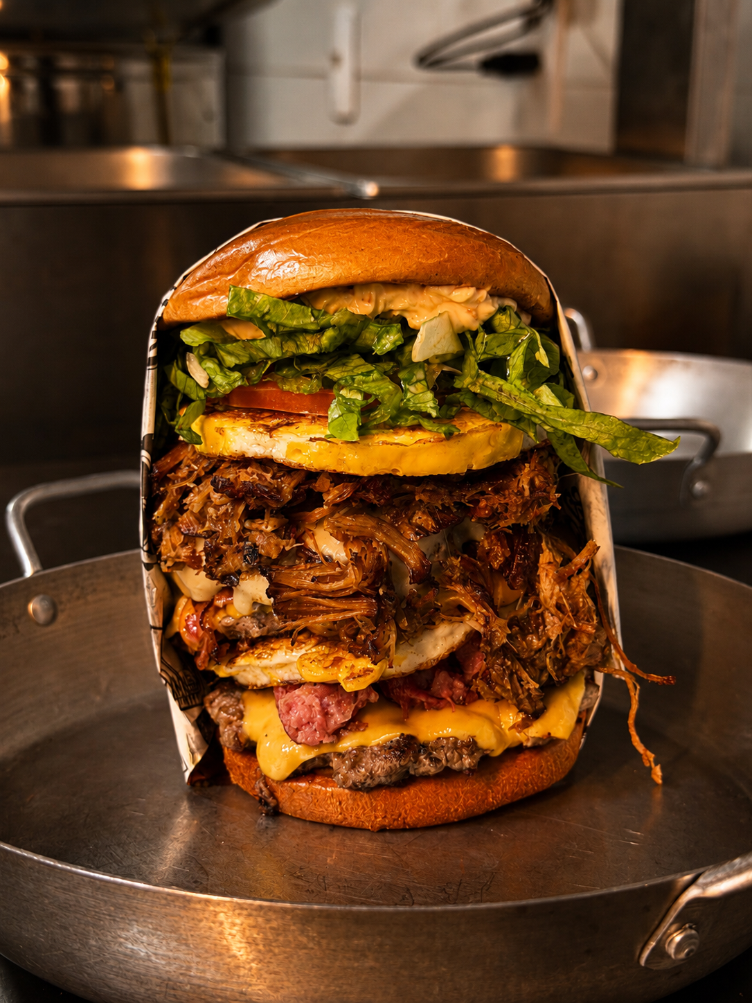 Hambúrguer artesanal alto com costela desfiada, queijo derretido e salada no pão brioche